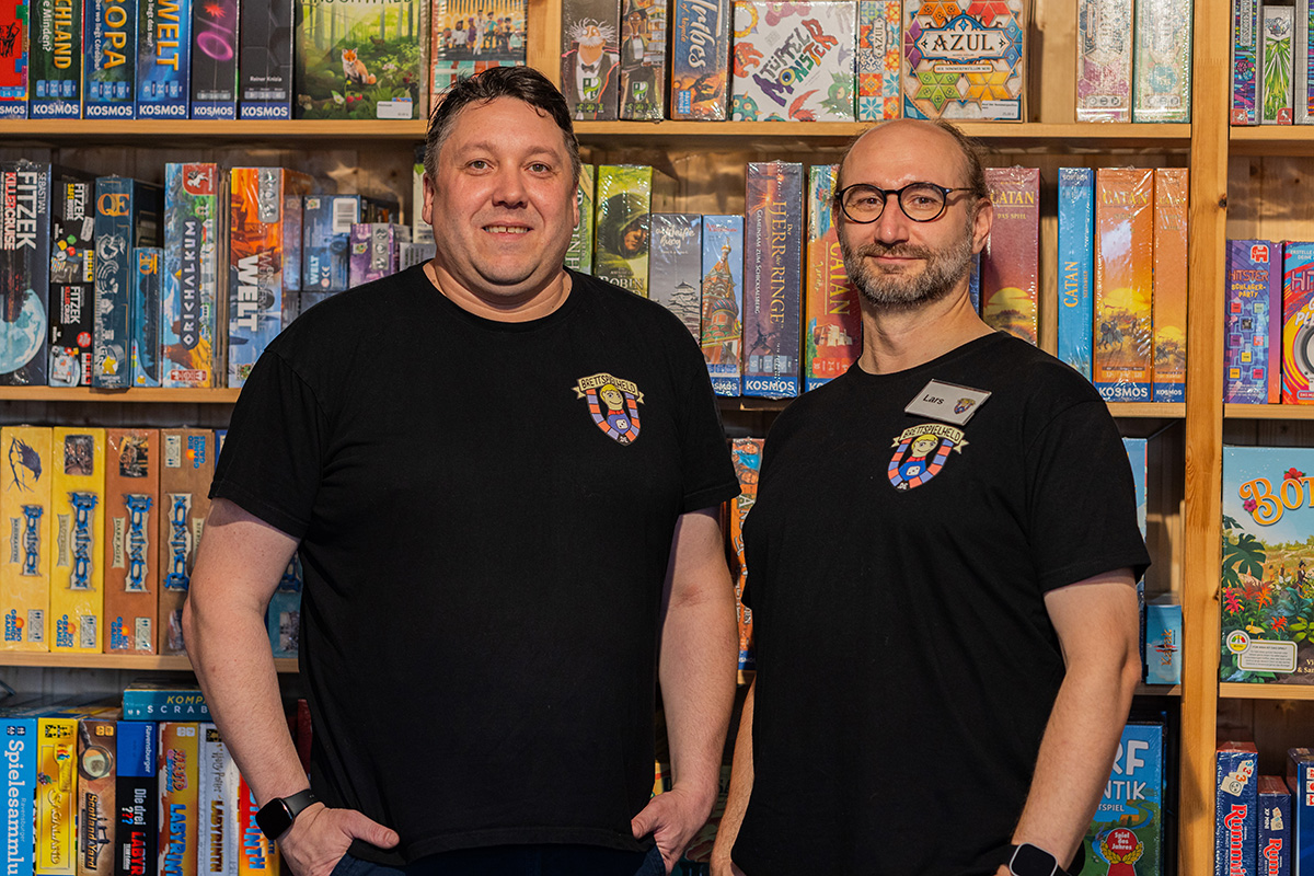 Das Team von Brettspielheld Ahrweiler im Laden, Alex und Lars