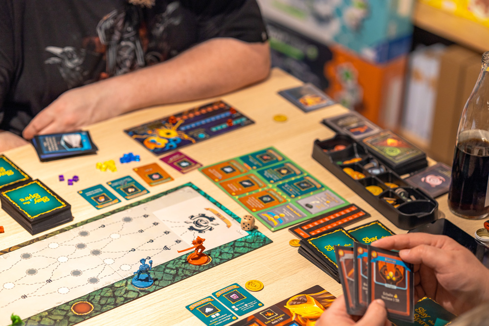 Es finden bei uns im Laden regelmäßig Spieleabende statt. Hier wird ein Kartenspiel gespielt