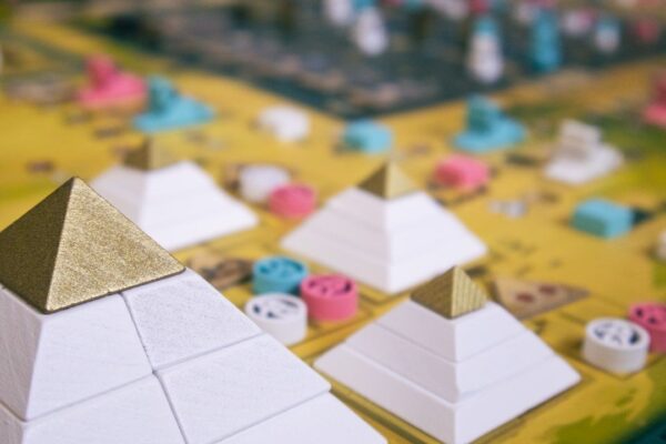 Men-Nefer von Pegasus Spielsituation mit Pyramiden